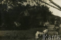 Ok. 1930, Olszanka, woj. warszawskie, Rzeczpospolita Polska.
Ciotka Larysy Zajączkowskiej, Agata Kamieńska z domu Michelson na leżaku. W głębi widoczny domek letniskowy wynajęty na wakacje przez rodzinę Zajączkowskich.
Fot. NN, kolekcja Larysy Zajączkowskiej-Mitznerowej, zbiory Ośrodka KARTA