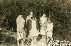 Ok. 1930, Olszanka, woj. warszawskie, Rzeczpospolita Polska.
Rodzina Zajączkowskich podczas wakacji na wsi. Stoją od lewej: ciotka Agata Kamieńska z domu Michelson, Larysa Zajączkowska, z tyłu wuj Bronisław Korwin-Kamieński, matka Larysy Elżbieta, jej kuzyn Włodzimierz Korwin-Kamieński.
Fot. NN, kolekcja Larysy Zajączkowskiej-Mitznerowej, zbiory Ośrodka KARTA
