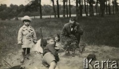 Ok. 1930, Olszanka, woj. warszawskie, Rzeczpospolita Polska.
Malarz i konstruktor lotniczy Czesław Tański (1. z prawej) bawi się w piasku z Larysą Zajączkowską, jej bratem Jerzym (stoi) i kuzynem Włodzimierzem Korwin-Kamieńskim.
Fot. Elżbieta Zajączkowska, kolekcja Larysy Zajączkowskiej-Mitznerowej, zbiory Ośrodka KARTA