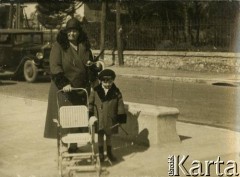 Początek lat 30., prawdopodobnie Francja.
Jerzy Zajączkowski (brat Larysy) z babcią Larysą Michelson na ulicy. 
Fot. NN, kolekcja Larysy Zajączkowskiej-Mitznerowej, zbiory Ośrodka KARTA
