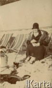 Początek lat 30., prawdopodobnie Francja.
Jerzy Zajączkowski (brat Larysy) z babcią Larysą Michelson na plaży.
Fot. NN, kolekcja Larysy Zajączkowskiej-Mitznerowej, zbiory Ośrodka KARTA
