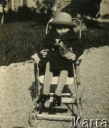 Początek lat 30., prawdopodobnie Francja.
Jerzy Zajączkowski (brat Larysy) w wózku.
Fot. NN, kolekcja Larysy Zajączkowskiej-Mitznerowej, zbiory Ośrodka KARTA