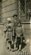 Ok. 1932, Warszawa, Rzeczpospolita Polska.
Larysa Zajączkowska z ojcem Piotrem i kuzynem Włodzimierzem Korwin-Kamieńskim przed kamienicą.
Fot. NN, kolekcja Larysy Zajączkowskiej-Mitznerowej, zbiory Ośrodka KARTA