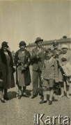 Ok. 1932, Warszawa, Rzeczpospolita Polska.
Rodzina Zajączkowskich przy Pałacu Saskim. Stoją od prawej: Larysa, jej wuj Bronisław Korwin-Kamieński, kuzyn Włodzimierz, ojciec Larysy Piotr, NN, ciotka Agata Kamieńska, matka Elżbieta.
Fot. NN, kolekcja Larysy Zajączkowskiej-Mitznerowej, zbiory Ośrodka KARTA