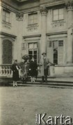 Lata 30., Rzeczpospolita Polska.
Rodzina Zajączkowskich stoi przed pałacem. Od lewej: Larysa, Jerzy, Elżbieta, Piotr.
Fot. NN, kolekcja Larysy Zajączkowskiej-Mitznerowej, zbiory Ośrodka KARTA