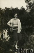 Lata 30., Rzeczpospolita Polska.
Kobieta pozuje do zdjęcia.
Fot. NN, kolekcja Larysy Zajączkowskiej-Mitznerowej, zbiory Ośrodka KARTA