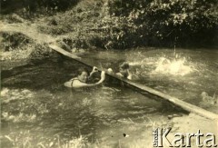 Lato 1939, Moszczenica, woj. łódzkie, Rzeczpospolita Polska.
Elżbieta Zajączkowska (matka Larysy) i brat Jerzy podczas kąpieli w rzece. 
Fot. NN, kolekcja Larysy Zajączkowskiej-Mitznerowej, zbiory Ośrodka KARTA
