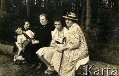 Lato 1939, Moszczenica, woj. łódzkie, Rzeczpospolita Polska.
Rodzina Zajączkowskich na spacerze w lesie. Siedzą od lewej: matka Larysy Elżbieta, brat Jerzy, babcia Larysa Michelson, Larysa, NN.
Fot. NN, kolekcja Larysy Zajączkowskiej-Mitznerowej, zbiory Ośrodka KARTA