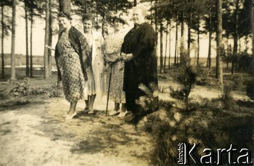 Lato 1939, Moszczenica, woj. łódzkie, Rzeczpospolita Polska.
Zajączkowscy podczas spaceru w lesie. Od lewej: matka Larysy Elżbieta, Larysa, NN, jej babcia Larysa Michelson.
Fot. NN, kolekcja Larysy Zajączkowskiej-Mitznerowej, zbiory Ośrodka KARTA