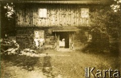Lato 1939, Moszczenica, woj. łódzkie, Rzeczpospolita Polska.
Prawdopodobnie młyn przy rzece. Przy oknie stoją chłopcy z rowerami.
Fot. NN, kolekcja Larysy Zajączkowskiej-Mitznerowej, zbiory Ośrodka KARTA