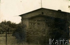 Lato 1939, Moszczenica, woj. łódzkie, Rzeczpospolita Polska.
Domek z werandą wynajęty na wakacje przez rodzinę Zajączkowskich. 
Fot. NN, kolekcja Larysy Zajączkowskiej-Mitznerowej, zbiory Ośrodka KARTA