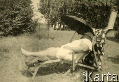 Lato 1939, Moszczenica, woj. łódzkie, Rzeczpospolita Polska.
Larysa Michelson (babcia autorki) odpoczywa na leżaku w ogrodzie wynajmowanego domu letniskowego.
Fot. NN, kolekcja Larysy Zajączkowskiej-Mitznerowej, zbiory Ośrodka KARTA