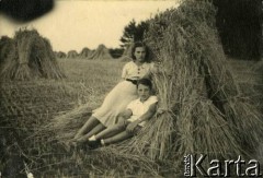 Lato 1939, Moszczenica, woj. łódzkie, Rzeczpospolita Polska.
Larysa Zajączkowska z bratem Jerzym przy stogach pszenicy.
Fot. NN, kolekcja Larysy Zajączkowskiej-Mitznerowej, zbiory Ośrodka KARTA