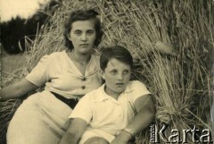 Lato 1939, Moszczenica, woj. łódzkie, Rzeczpospolita Polska.
Larysa Zajączkowska z bratem Jerzym przy stogach pszenicy.
Fot. NN, kolekcja Larysy Zajączkowskiej-Mitznerowej, zbiory Ośrodka KARTA