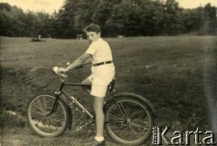 Lato 1939, Moszczenica, woj. łódzkie, Rzeczpospolita Polska.
Jerzy Zajączkowski (brat Larysy) na rowerze.
Fot. NN, kolekcja Larysy Zajączkowskiej-Mitznerowej, zbiory Ośrodka KARTA