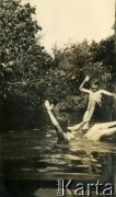 Lato 1939, Moszczenica, woj. łódzkie, Rzeczpospolita Polska.
Larysa Zajączkowska z bratem Jerzym podczas kąpieli w rzece.
Fot. NN, kolekcja Larysy Zajączkowskiej-Mitznerowej, zbiory Ośrodka KARTA