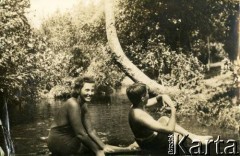 Lato 1939, Moszczenica, woj. łódzkie, Rzeczpospolita Polska.
Larysa Zajączkowska z bratem Jerzym siedzą na kładce nad rzeką.
Fot. NN, kolekcja Larysy Zajączkowskiej-Mitznerowej, zbiory Ośrodka KARTA