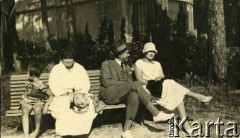 1925-1927, Juan-les-Pins, Francja.
Rodzina Zajączkowskich na ławce. Od lewej: Larysa, babcia Larysa Michelson, ojciec Piotr, Gribowa.
Fot. NN, kolekcja Larysy Zajączkowskiej-Mitznerowej, zbiory Ośrodka KARTA