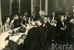 Lata 30., Rzeczpospolita Polska.
Uczestnicy przyjęcia w Łódzkim Klubie Jazdy Konnej, potocznie zwanym Tatersalem.
Fot. NN, kolekcja Larysy Zajączkowskiej-Mitznerowej, zbiory Ośrodka KARTA
