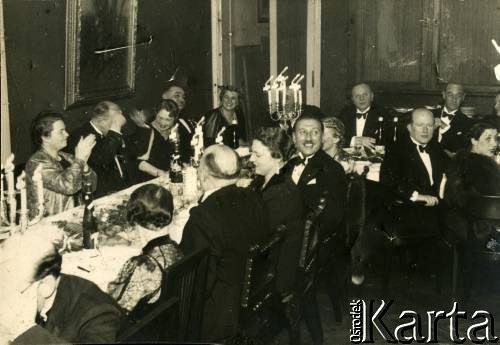 Lata 30., Rzeczpospolita Polska.
Uczestnicy przyjęcia w Łódzkim Klubie Jazdy Konnej, potocznie zwanym Tatersalem.
Fot. NN, kolekcja Larysy Zajączkowskiej-Mitznerowej, zbiory Ośrodka KARTA