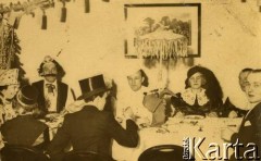 Lata 30., Rzeczpospolita Polska.
Prawdopodobnie uczestnicy zabawy karnawałowej. Z lewej siedzą Elżbieta i Piotr Zajączkowscy (rodzice Larysy).
Fot. NN, kolekcja Larysy Zajączkowskiej-Mitznerowej, zbiory Ośrodka KARTA
