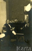 Lata 30., Łódź, Rzeczpospolita Polska.
Koncert zorganizowany w mieszkaniu Zajączkowskich. Na skrzypcach gra Piotr Zajączkowski, ojciec Larysy. 
Fot. NN, kolekcja Larysy Zajączkowskiej-Mitznerowej, zbiory Ośrodka KARTA
