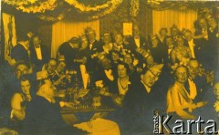 Ok. 1936, Łódź, Rzeczpospolita Polska.
Przyjęcie urodzinowe w restauracji. 1. z prawej przy stoliku siedzi Piotr Zajączkowski (ojciec Larysy). 
Fot. NN, kolekcja Larysy Zajączkowskiej-Mitznerowej, zbiory Ośrodka KARTA