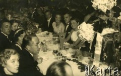 Ok. 1936, Łódź, Rzeczpospolita Polska.
Larysa Zajączkowska (4. z prawej, w białej sukni) na bankiecie zorganizowanym w Łódzkim Klubie Jazdy Konnej, potocznie zwanym Tatersalem.
Fot. NN, kolekcja Larysy Zajączkowskiej-Mitznerowej, zbiory Ośrodka KARTA