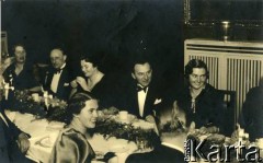 1938, Łódź, Rzeczpospolita Polska.
Przyjęcie zorganizowane w budynku Łódzkiego Klubu Jazdy Konnej, potocznie zwanym Tatersalem. 2. z lewej siedzi Larysa Zajączkowska. Po drugiej stronie stołu 3. z lewej jej matka Elżbieta. 
Fot. NN, kolekcja Larysy Zajączkowskiej-Mitznerowej, zbiory Ośrodka KARTA