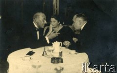 1938, Łódź, Rzeczpospolita Polska.
Spotkanie towarzyskie. Od lewej: Gilbert, przedstawiciel angielskiego towarzystwa ubezpieczeniowego w Łodzi, Elżbieta i Piotr Zajączkowscy (rodzice Larysy).
Fot. NN, kolekcja Larysy Zajączkowskiej-Mitznerowej, zbiory Ośrodka KARTA
