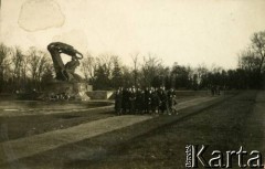 Po 15.09.1932, Warszawa, Rzeczpospolita Polska.
Uczennice z Gimnazjum Żeńskiego Zofii Pętkowskiej i Wiktorii Macińskiej w Łodzi podczas wycieczki szkolnej do stolicy. Dziewczęta podczas spaceru po Ogrodzie Modernistycznym w Łazienkach Królewskich. Z lewej widoczny pomnik Fryderyka Chopina. 
Fot. NN, kolekcja Larysy Zajączkowskiej-Mitznerowej, zbiory Ośrodka KARTA