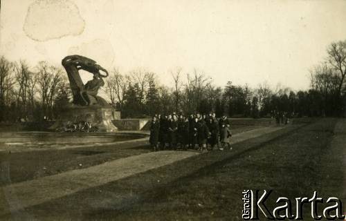 Po 15.09.1932, Warszawa, Rzeczpospolita Polska.
Uczennice z Gimnazjum Żeńskiego Zofii Pętkowskiej i Wiktorii Macińskiej w Łodzi podczas wycieczki szkolnej do stolicy. Dziewczęta podczas spaceru po Ogrodzie Modernistycznym w Łazienkach Królewskich. Z lewej widoczny pomnik Fryderyka Chopina. 
Fot. NN, kolekcja Larysy Zajączkowskiej-Mitznerowej, zbiory Ośrodka KARTA