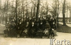 Po 15.09.1932, Warszawa, Rzeczpospolita Polska.
Uczennice z Gimnazjum Żeńskim Zofii Pętkowskiej i Wiktorii Macińskiej w Łodzi podczas wycieczki szkolnej. W pierwszym rzędzie 3. z prawej siedzi Larysa Zajączkowska.
Fot. NN, kolekcja Larysy Zajączkowskiej-Mitznerowej, zbiory Ośrodka KARTA
