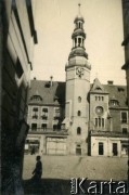 Lata 30., Rzeczpospolita Polska.
Prawdopodobnie wieża ratuszowa na rynku.
Fot. NN, kolekcja Larysy Zajączkowskiej-Mitznerowej, zbiory Ośrodka KARTA