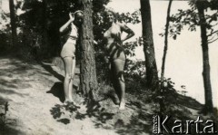 Lata 30., Rzeczpospolita Polska.
Larysa Zajączkowska (z prawej) z koleżanką spędza czas nad jeziorem. 
Fot. NN, kolekcja Larysy Zajączkowskiej-Mitznerowej, zbiory Ośrodka KARTA