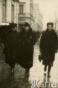 Lata 30., Łódź, Rzeczpospolita Polska.
Larysa Zajączkowska (z prawej) z matką Elżbietą (w środku) spaceruje ulicą Piotrkowską.
Fot. NN, kolekcja Larysy Zajączkowskiej-Mitznerowej, zbiory Ośrodka KARTA