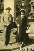 Lata 30., Rzeczpospolita Polska.
Larysa Michelson (babcia Larysy Zajączkowskiej), w towarzystwie mężczyzny pozuje do zdjęcia na tle pomnika. 
Fot. NN, kolekcja Larysy Zajączkowskiej-Mitznerowej, zbiory Ośrodka KARTA