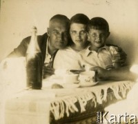 Lata 30., Rzeczpospolita Polska.
Piotr Zajączkowski i jego dzieci Larysa i Jerzy przy stole. 
Fot. NN, kolekcja Larysy Zajączkowskiej-Mitznerowej, zbiory Ośrodka KARTA