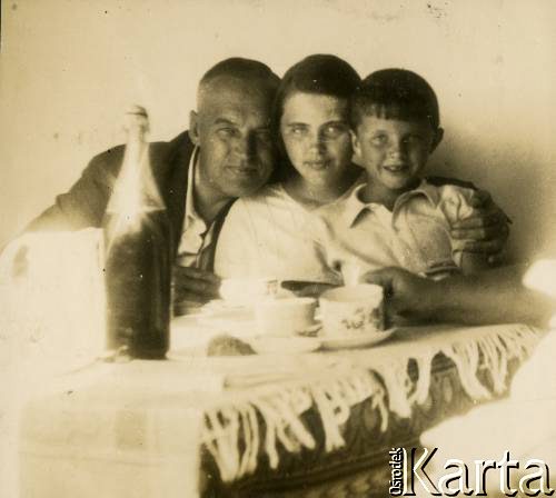 Lata 30., Rzeczpospolita Polska.
Piotr Zajączkowski i jego dzieci Larysa i Jerzy przy stole. 
Fot. NN, kolekcja Larysy Zajączkowskiej-Mitznerowej, zbiory Ośrodka KARTA
