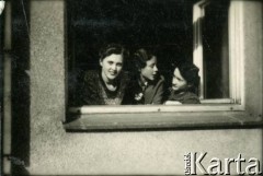 1936-1939, Warszawa, Rzeczpospolita Polska.
Studentki Wyższej Szkoły Dziennikarskiej. 1. z lewej stoi w oknie Larysa Zajączkowska.
Fot. NN, kolekcja Larysy Zajączkowskiej-Mitznerowej, zbiory Ośrodka KARTA