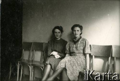 1936-1939, Warszawa, Rzeczpospolita Polska.
Larysa Zajączkowska (z prawej) z koleżanką z Wyższej Szkoły Dziennikarskiej. 
Fot. NN, kolekcja Larysy Zajączkowskiej-Mitznerowej, zbiory Ośrodka KARTA