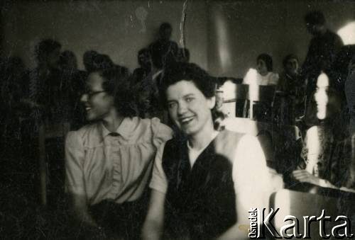 1936-1939, Warszawa, Rzeczpospolita Polska.
Studentki Wyższej Szkoły Dziennikarskiej w sali wykładowej.
Fot. NN, kolekcja Larysy Zajączkowskiej-Mitznerowej, zbiory Ośrodka KARTA