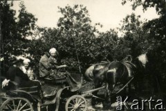 1936-1939, Puszcza Mariańska, woj. warszawskie, Rzeczpospolita Polska.
Larysa Zajączkowska (1. z lewej) jedzie na wozie zaprzężonym w dwa konie ze swoją babcią Larysą Michelson (2. z lewej).   
Fot. NN, kolekcja Larysy Zajączkowskiej-Mitznerowej, zbiory Ośrodka KARTA