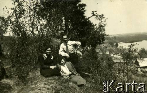 1936-1939, Puszcza Mariańska, woj. warszawskie, Rzeczpospolita Polska.
Odpoczynek na wsi. 1. z lewej: Larysa Zajączkowska.
Fot. NN, kolekcja Larysy Zajączkowskiej-Mitznerowej, zbiory Ośrodka KARTA