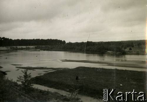 1936-1939, Puszcza Mariańska, woj. warszawskie, Rzeczpospolita Polska.
Rozlewisko rzeki.
Fot. NN, kolekcja Larysy Zajączkowskiej-Mitznerowej, zbiory Ośrodka KARTA