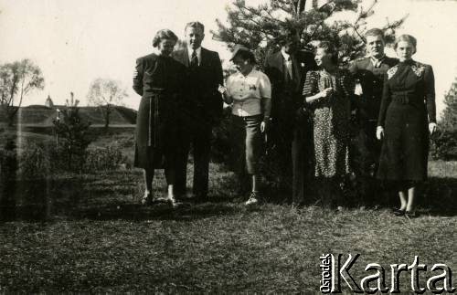 1936-1939, Puszcza Mariańska, woj. warszawskie, Rzeczpospolita Polska.
Larysa Zajączkowska (1. z prawej) w towarzystwie rodziny i przyjaciół na wakacyjnym wyjeździe. 3. z lewej stoi Elżbieta (matka Larysy). 
Fot. NN, kolekcja Larysy Zajączkowskiej-Mitznerowej, zbiory Ośrodka KARTA