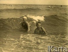 Lato 1938, Jastarnia lub Gdynia, woj. pomorskie, Rzeczpospolita Polska.
Larysa Zajączkowska z bratem Jerzym kąpią się w Morzu Bałtyckim.
Fot. NN, kolekcja Larysy Zajączkowskiej-Mitznerowej, zbiory Ośrodka KARTA