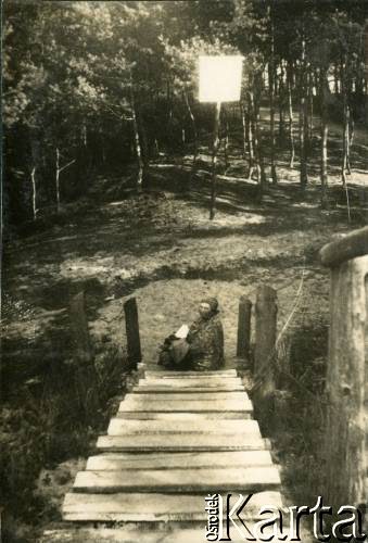 Lato 1938, Jastarnia lub Gdynia, woj. pomorskie, Rzeczpospolita Polska.
Larysa Michelson (babcia Larysy Zajączkowskiej) na drewnianych schodkach.
Fot. NN, kolekcja Larysy Zajączkowskiej-Mitznerowej, zbiory Ośrodka KARTA