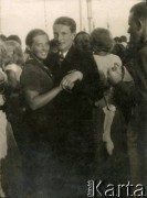 Lato 1938, Jastarnia lub Gdynia, woj. pomorskie, Rzeczpospolita Polska.
Larysa Zajączkowska podczas zabawy tanecznej.
Fot. NN, kolekcja Larysy Zajączkowskiej-Mitznerowej, zbiory Ośrodka KARTA