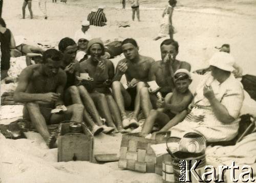 Lato 1938, Jastarnia lub Gdynia, woj. pomorskie, Rzeczpospolita Polska.
Larysa Zajączkowska (3. z lewej) z rodziną i przyjaciółmi podczas wakacji nad Morzem Bałtyckim. Od prawej siedzą: jej babcia Larysa Michelson i brat Jerzy.
Fot. NN, kolekcja Larysy Zajączkowskiej-Mitznerowej, zbiory Ośrodka KARTA